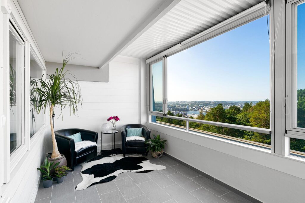 Inchidere balcon cu geamuri termopan si sistem glisant 